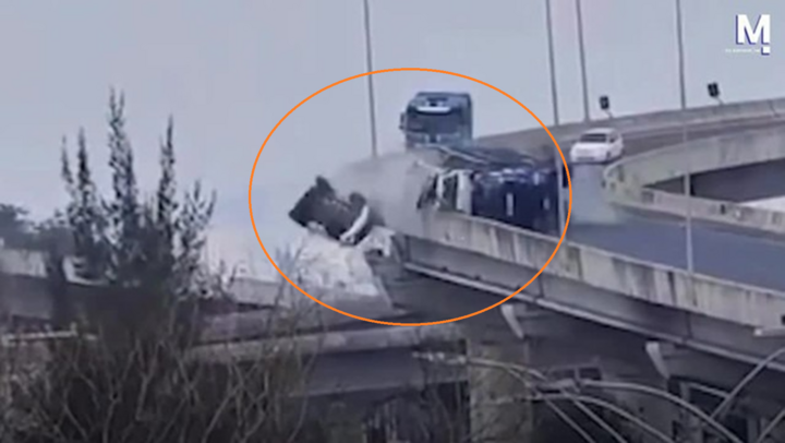 Tai nạn giao thông kinh hoàng, xe tải mất lái khi cua gấp, ô tô con bị hất văng xuống cầu