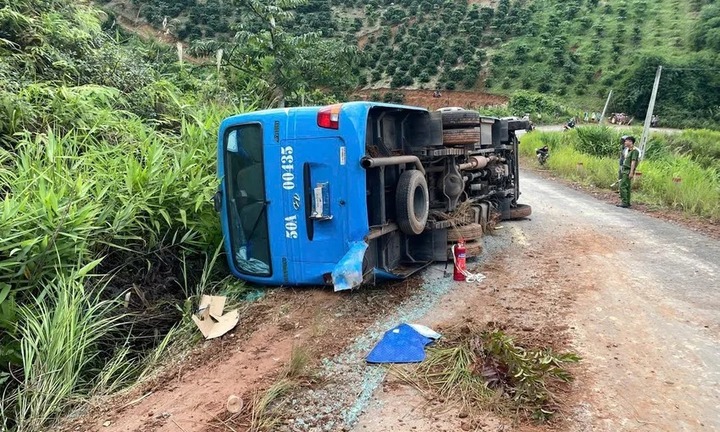 Hiện trường vụ tai nạn xe khách chở sinh viên đi trao quà từ thiện bị lật, nhiều người bị thương