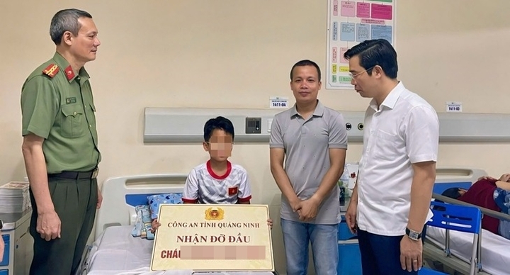 Công an tỉnh Quảng Ninh nhận đỡ đầu cháu bé 10 tuổi sống sót trong vụ lật tàu Vịnh Xanh QN-7105