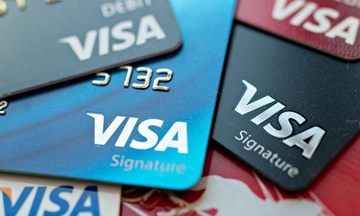 Nên làm thẻ visa hay nội địa?