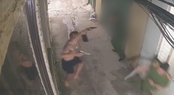 Clip: Người đàn ông nổ súng rồi bỏ chạy khi công an kiểm tra hành chính tại Hà Nội