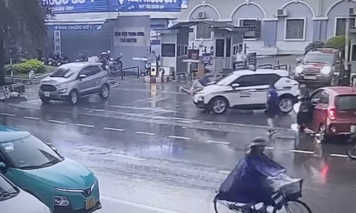 Tài xế ô tô hất người lên nắp capo rồi bỏ chạy, tiếp tục gây tai nạn