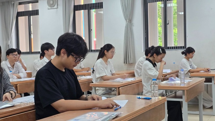 Chuyên gia nói gì khi điểm chuẩn khó đoán, thí sinh bối rối đặt nguyện vọng?