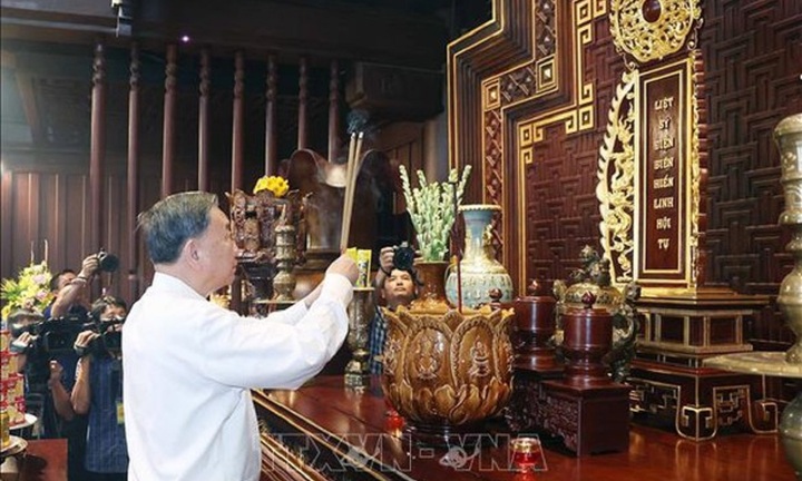 Tổng Bí thư Tô Lâm dâng hương tưởng niệm các Anh hùng, Liệt sĩ tại Điện Biên