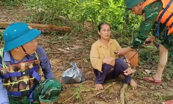 Mắc kẹt gần một tuần trong rừng do mưa lũ, người phụ nữ Nghệ An sống nhờ lá rừng