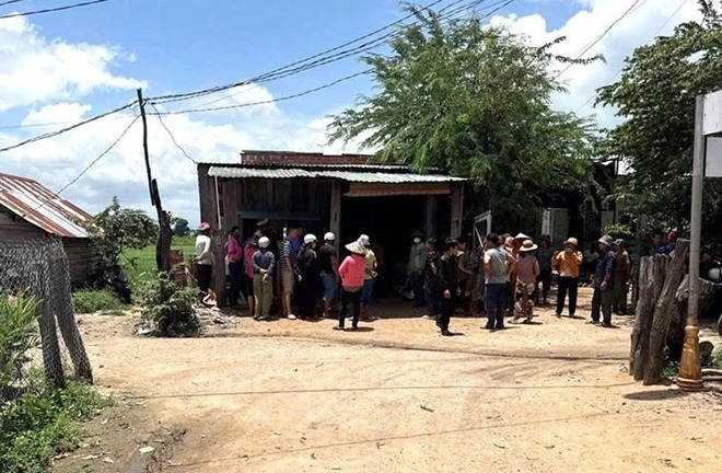 Hiện trường vụ xe máy tông vào quán tạp hóa, 3 mẹ con đi xe máy thương vong