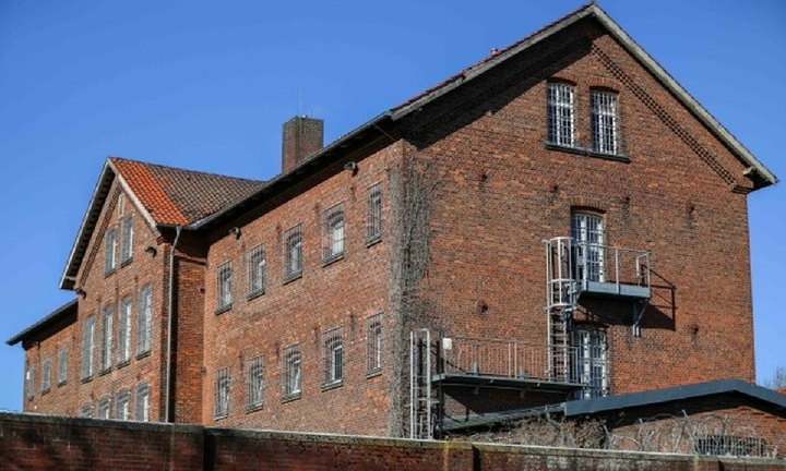 Thanh niên 18 tuổi trèo tường rào 4m đột nhập nhà tù, xin bạn gái 