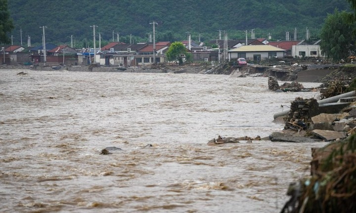 Mưa lớn cực đoan khiến 30 người thiệt mạng, cuốn trôi hàng loạt ô tô ở Trung Quốc