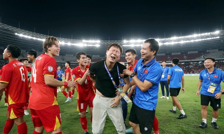 HLV Kim Sang-sik gặp sự cố 