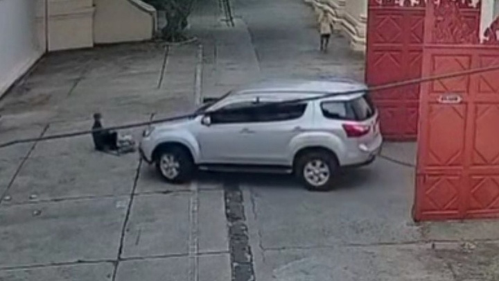 Clip: Nữ tài xế tông người đàn ông nguy kịch rồi bỏ trốn khỏi hiện trường