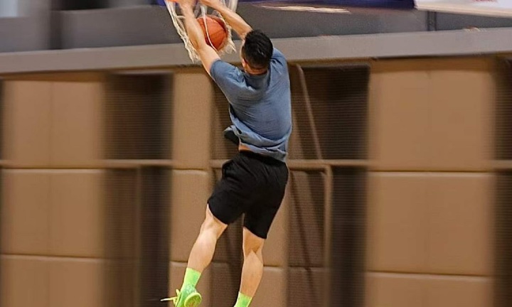 Giảng viên AI kiêm đội trưởng bóng rổ gây sốt vì dáng vóc dáng chuẩn 