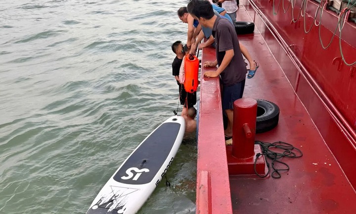 Kỳ tích cứu bố cùng con gái 6 tuổi bị sóng cuốn khi chèo kayak, trôi dạt 13 tiếng trên biển