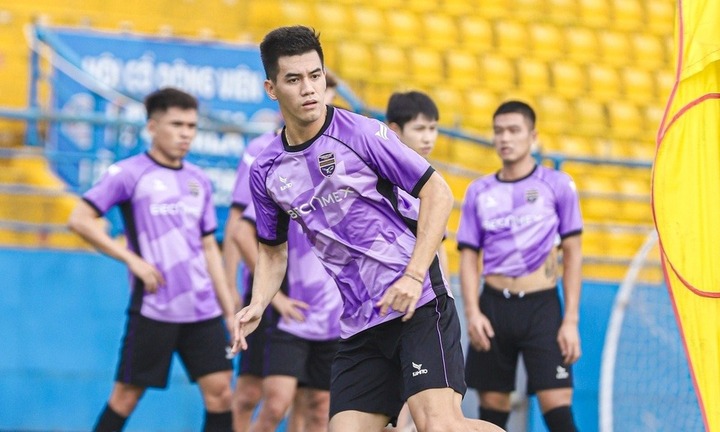 Tiến Linh bật khóc khi chia tay Becamex TP.HCM sau 10 năm gắn bó