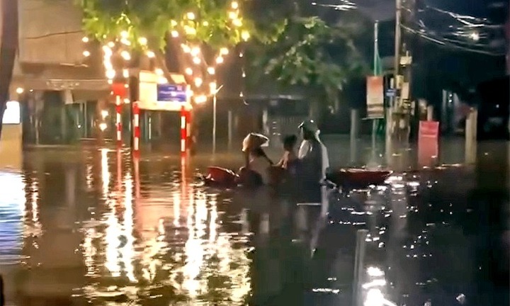 Thái Nguyên lại ngập sâu, người dân dùng thuyền để di chuyển