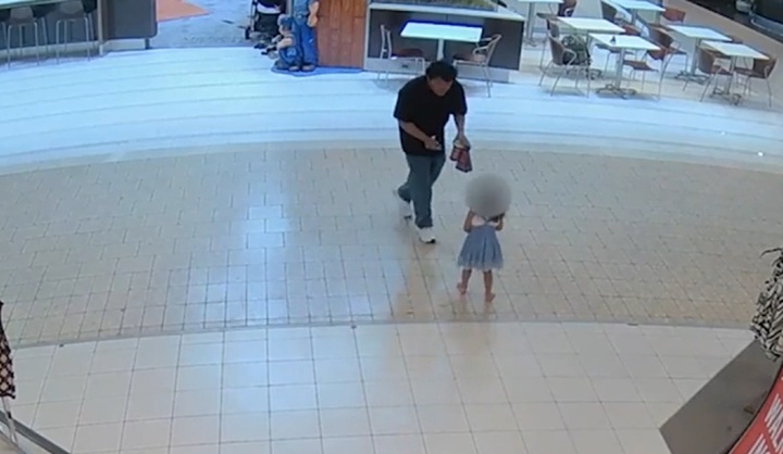 Clip: Người đàn ông lạ mặt tiếp cận, bắt cóc bé gái ngay tại trung tâm thương mại ở Mỹ