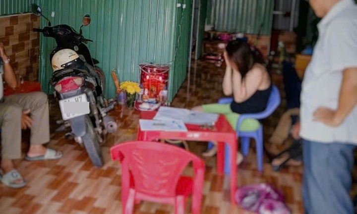 Bắt quả tang chủ quán cà phê bán dâm giá 150.000 đồng ngay tại quán