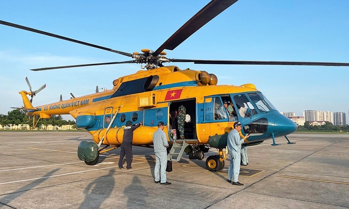 Bộ Quốc phòng điều trực thăng Mi-171 cấp tốc đưa hàng cứu trợ đến Điện Biên