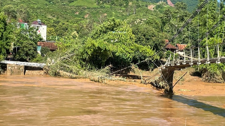 Khoảnh khắc nước lũ cuốn sập cầu treo ở Sơn La