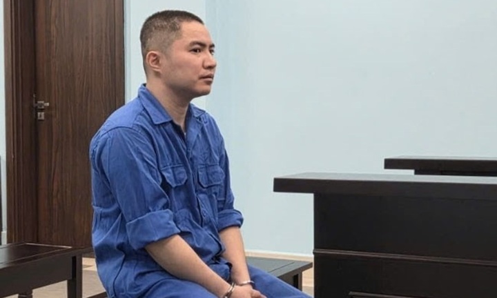 Vợ đứng nói chuyện với 