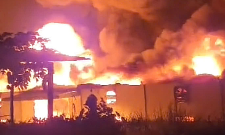 Clip: Xưởng sản xuất đèn cầy bốc cháy dữ đội, lửa bao trùm như 