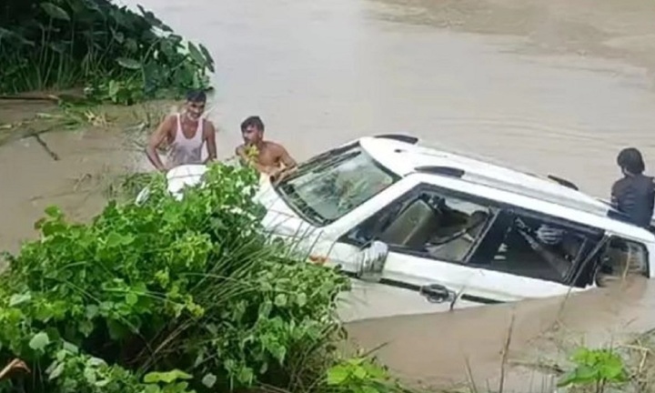 Xe ô tô bất ngờ mất lái, lao xuống kênh ở Ấn Độ, 11 người tử vong thương tâm