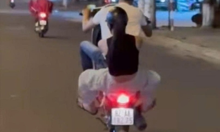 Chở bạn gái bốc đầu xe máy trên phố, nam thanh niên bị tịch thu xe, phạt hành chính
