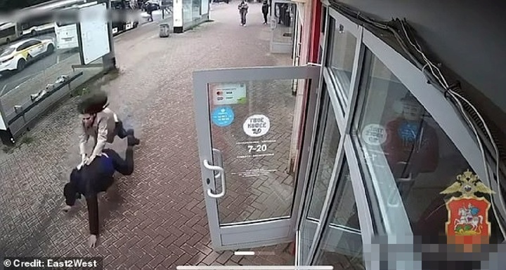 Clip: Bị giật điện thoại, cô gái tung đòn hạ gục kẻ cướp trên phố