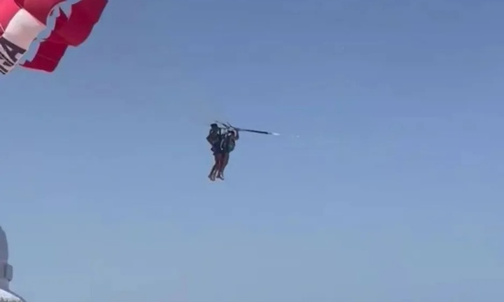 Clip: Chơi dù lượn trên biển, nữ du khách Anh 52 tuổi bị nam thanh niên 20 tuổi tấn công tình dục ở độ cao 30 mét