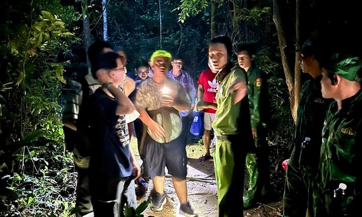 Giải cứu 6 bạn trẻ mất phương hướng, đi lạc trên núi Minh Đạm