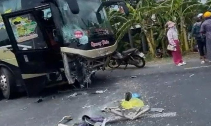 Hiện trường vụ va chạm với xe khách, 2 người đi xe máy tử vong 