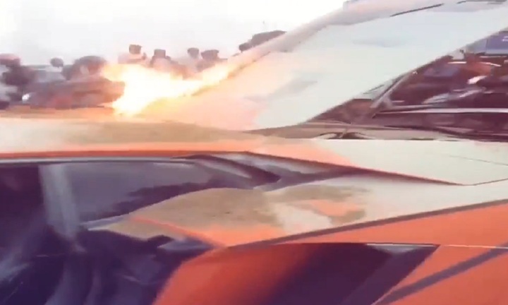 Clip: Lamborghini giá 29 tỷ đồng bất ngờ bốc cháy ngay trên phố