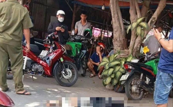 Vụ nam thanh niên 20 tuổi tự gây thương tích ở TP.HCM: Chủ hàng bán dao rời hiện trường