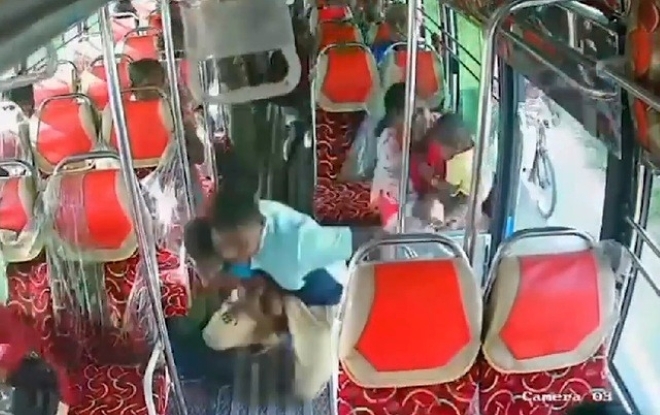 Clip: Kinh hãi xe buýt phanh gấp, bé trai 1 tuổi bị hất văng từ trên tay mẹ xuống đường