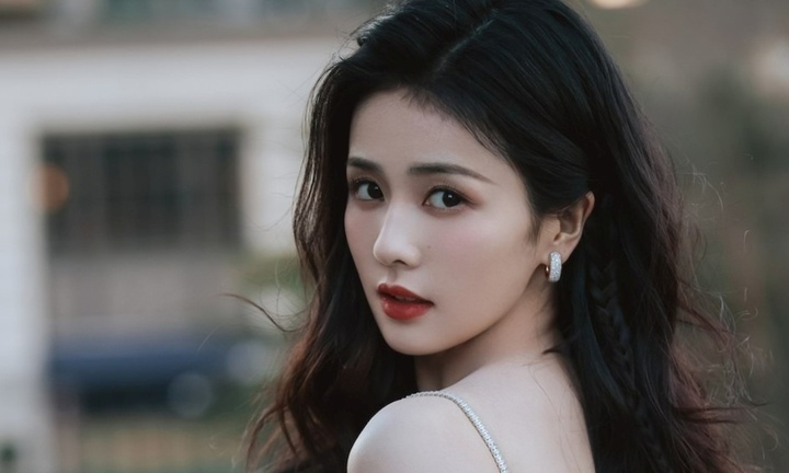 Nữ minh tinh nổi tiếng showbiz bị quay lén, gọi điện quấy rối liên tục