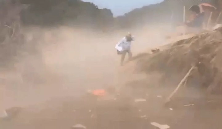 Clip: Lốc xoáy bất ngờ quét qua một xã vừa oằn mình sau lũ tại Nghệ An