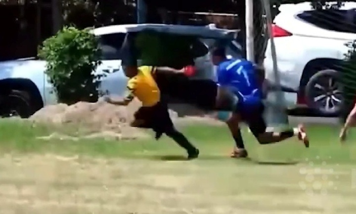 Clip: Cầu thủ mất kiểm soát, rượt đuổi, đấm túi bụi trọng tài sau khi nhận thẻ đỏ