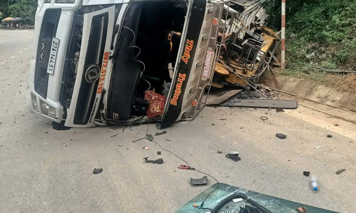 Clip: Hoảng hồn cảnh xe tải lật trên quốc lộ, va trúng người bán hàng ven đường