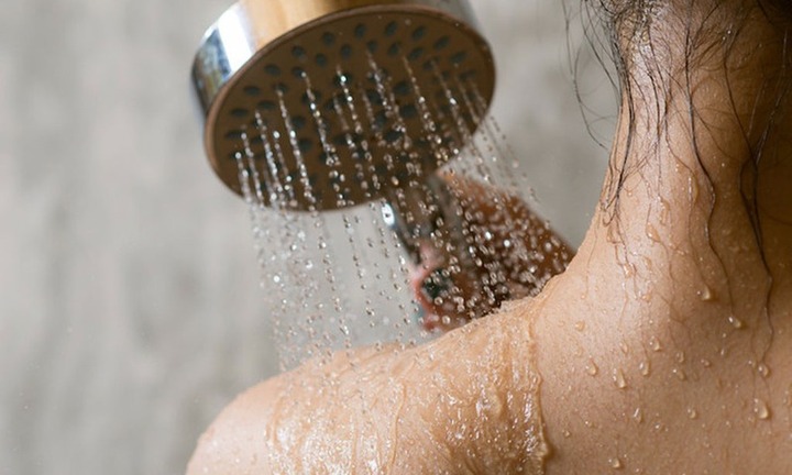 Tắm đêm có dẫn đến đột quỵ không?