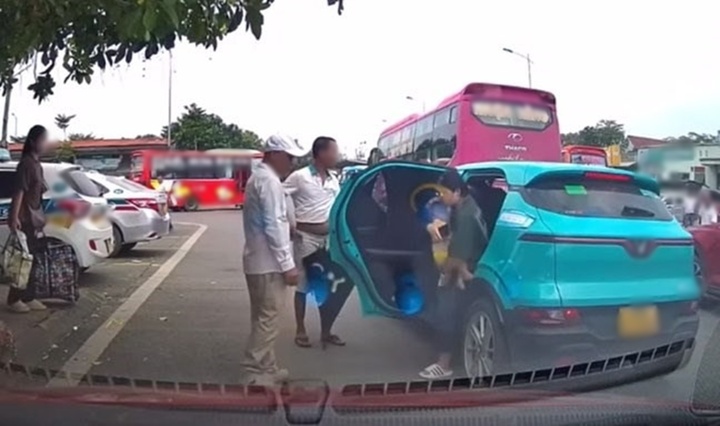 Vụ nhóm người chặn taxi công nghệ đón khách, đuổi người phụ nữ bế con nhỏ ra khỏi xe: Tài xế tiết lộ bất ngờ