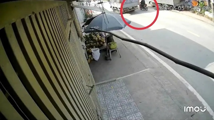 Vụ tai nạn ở TP.HCM, người đàn ông 43 tuổi đi xe máy tử vong: Camera ghi cảnh tài xế xe tải rời khỏi hiện trường sau va chạm