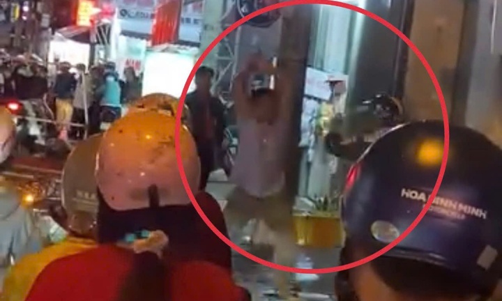 Xác minh clip 2 người đàn ông cầm gậy đuổi đánh nhau trên đường ở TP.HCM