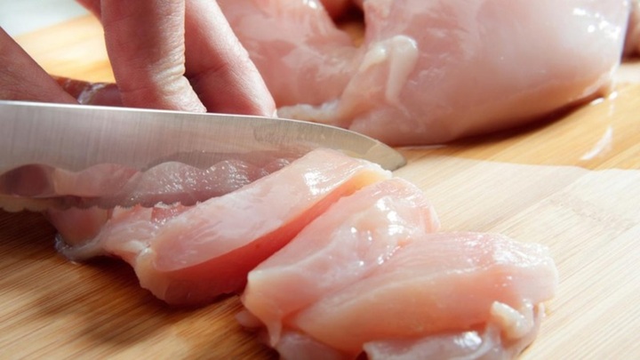 Cảnh báo: Thịt gà có 5 dấu hiệu này tuyệt đối không ăn, bà nội chợ đặc biệt lưu ý