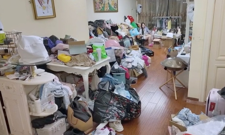 Choáng váng trước căn nhà “như bãi rác”, nấm mọc thành chùm của nữ diễn viên xinh đẹp