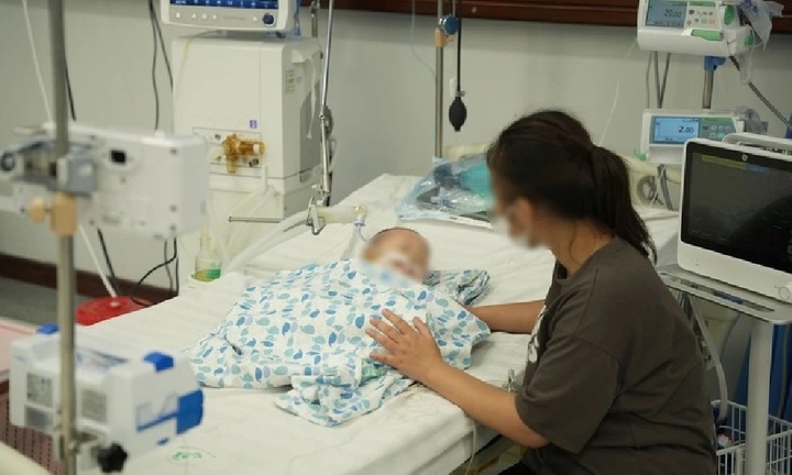 Uống phải tinh dầu đuổi muỗi thảo dược, bé 15 tháng tuổi nguy kịch