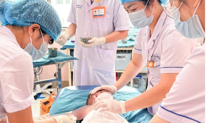 Bất cẩn khi ăn lẩu, 3 trẻ em ở Hà Nội phải nhập viện cấp cứu.