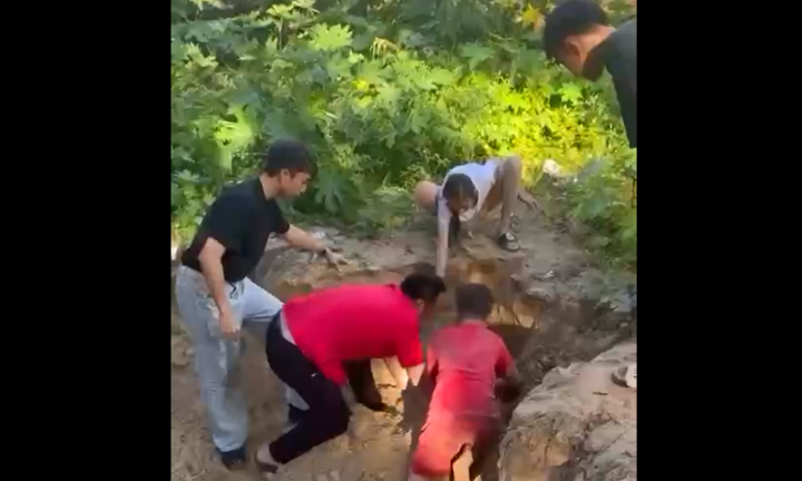 “Nghẹt thở” khoảnh khắc giải cứu cháu bé 11 tuổi bị vùi trong hố cát ở Côn Đảo