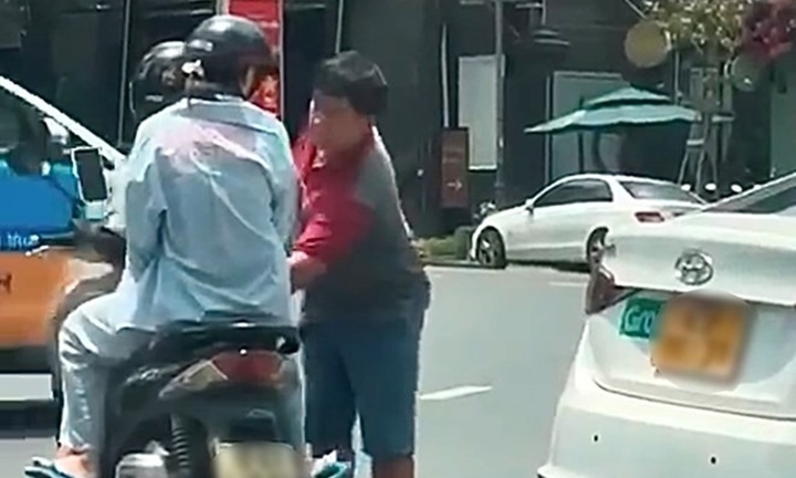 Danh tính tài xế taxi rút chìa khóa xe máy của cô gái ở hồ Con Rùa rồi bỏ đi