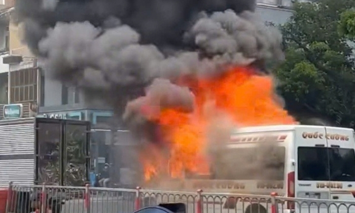 Xe khách 16 chỗ bốc cháy ngùn ngụt sau va chạm tại TP.HCM