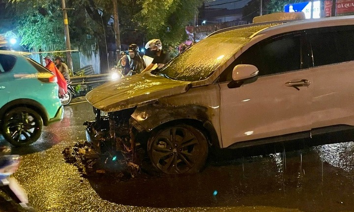 Ô tô 7 chỗ bất ngờ bốc cháy trong cơn mưa lớn ở TP.HCM