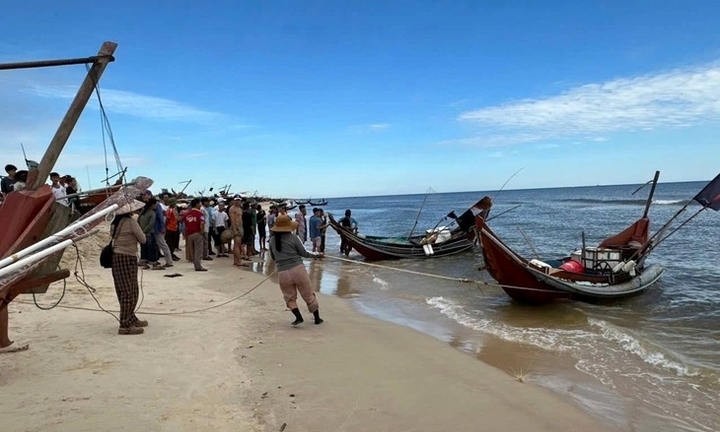 Quảng Trị: Phát hiện tàu cá trôi dạt trên biển, ngư dân mất tích nghi do đột quỵ khi kéo lưới